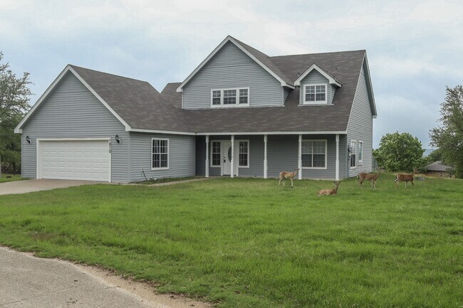 Building Photo - 1810 Mesa Oaks Cir