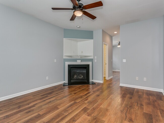 Foto del edificio - Spacious 3 BR, 2.5 BA Home In District 2, ...