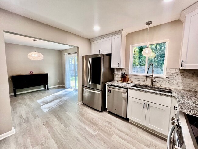 Foto del edificio - Come see this FULLY renovated two-story tr...