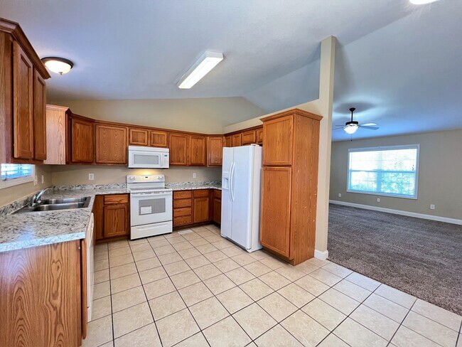 Foto del edificio - FOUNTAIN CITY: 3 BEDROOM, 2 BATH IN MAPLE ...