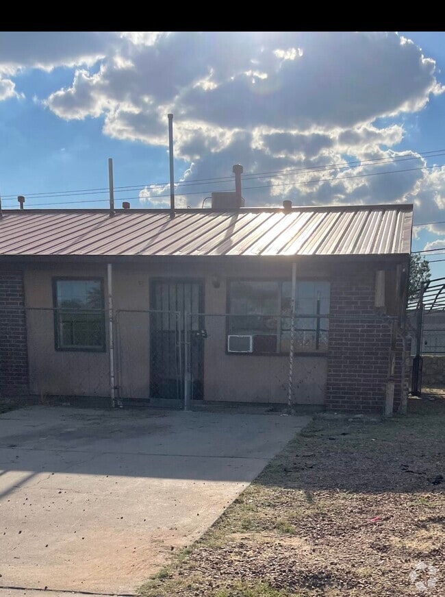 Building Photo - 2105 Lake Omega St