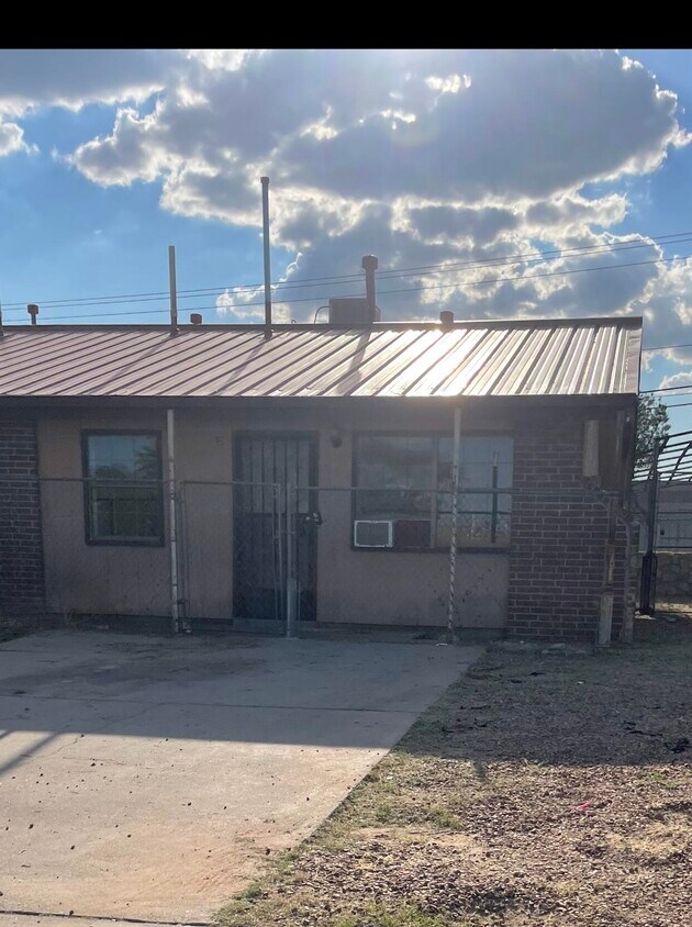 Primary Photo - 2105 Lake Omega St