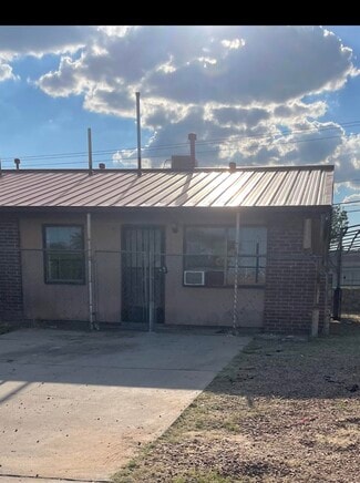 Building Photo - 2105 Lake Omega St