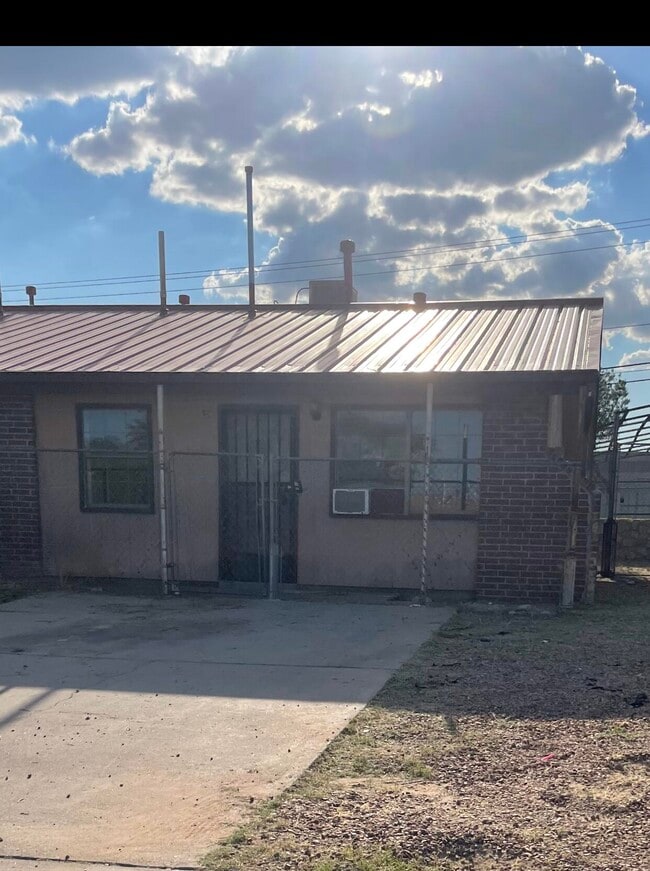 Building Photo - 2105 Lake Omega St