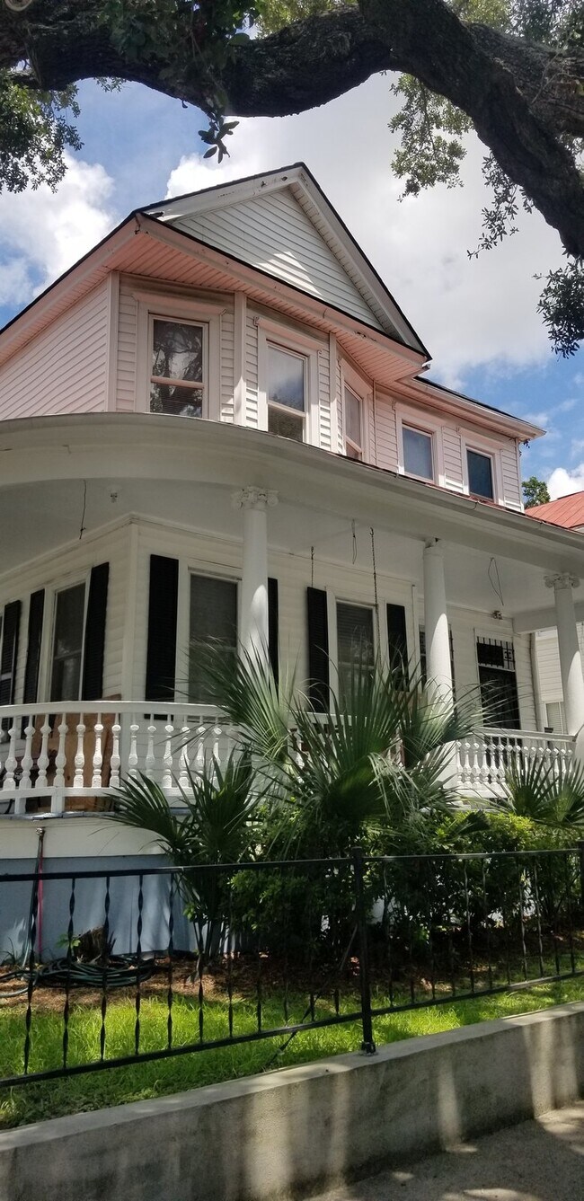 Building Photo - 2Bd 1Ba Downtown Charleston Home