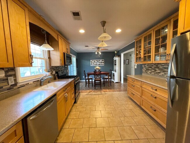 Foto del edificio - Fall in love with this 4 bedroom/ 2 bathroom single family home!