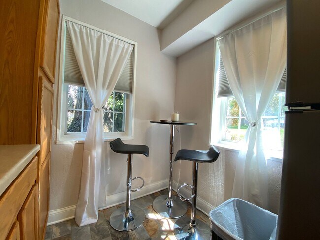 Building Photo - 1 bedroom, 1 bath luxury condo near UIHC, ...