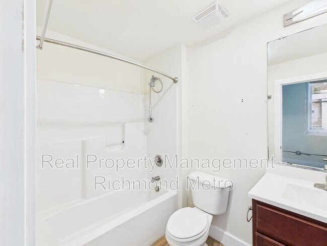 Building Photo - 1705 E Franklin St