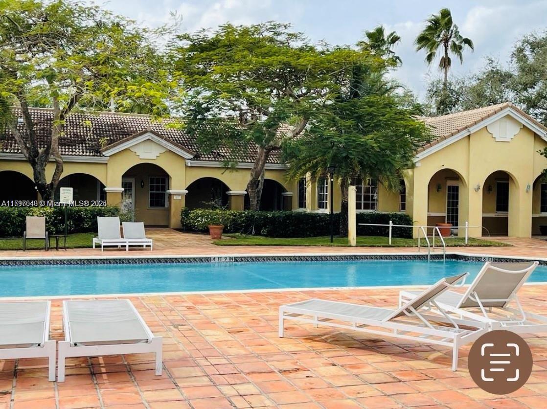 Foto principal - 2600 S University Dr
