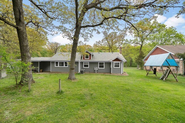 Building Photo - 584 E River Rd