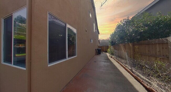 Building Photo - 1692 Woodhaven Cir