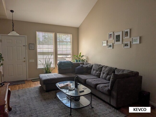 Foto del edificio - Bright Townhome Near Shopping and Food!