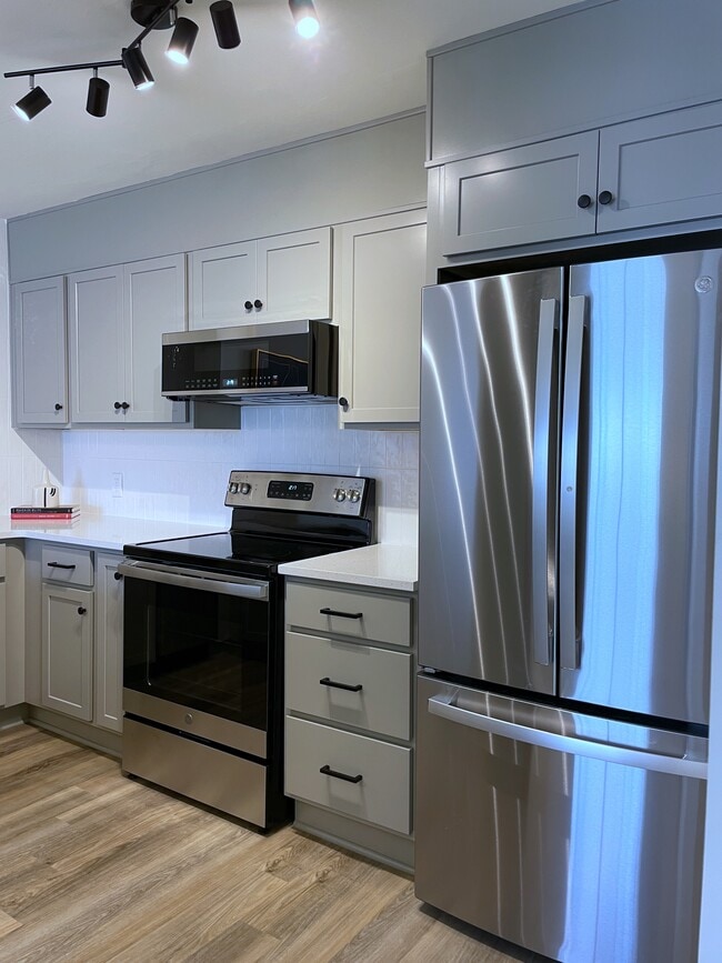 Kitchen - 2625 Highland Ave S