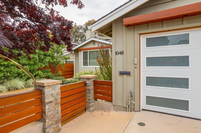 Foto del edificio - 4BR/3.5BA Belmont Home with Multiple Ensuite Bedrooms, A/C & 2-Car Garage | YouTube Tour