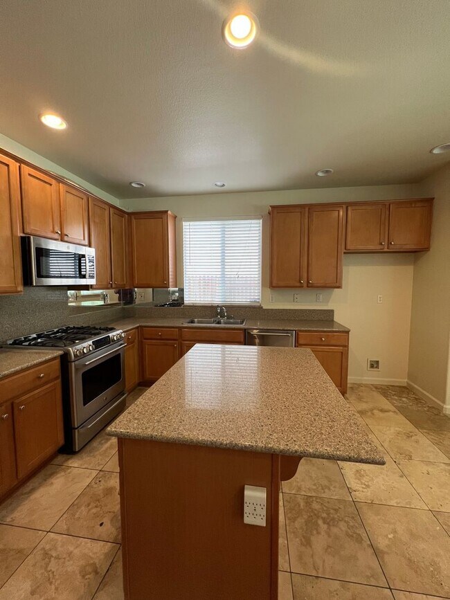 Foto del edificio - Spacious 4 bedroom 2.5 Bathroom Gold River...