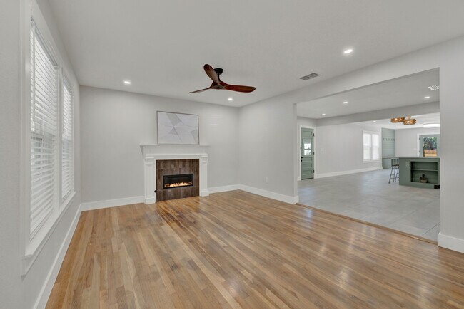 Foto del edificio - 1017 W Martin Luther King Dr