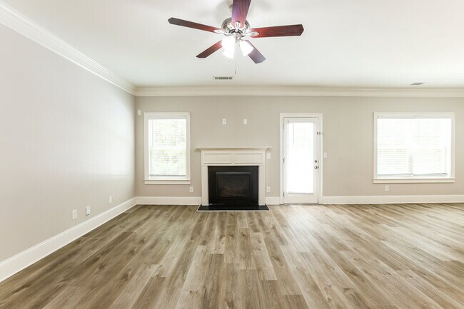 Building Photo - 402 Silver Oak Dr