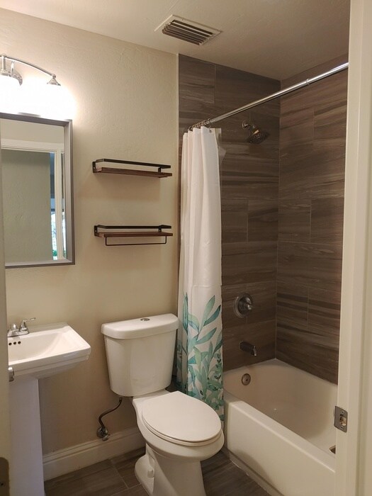 Foto del edificio - Beautiful 3 bedroom 2 bathroom home with l...