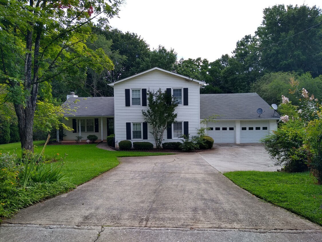 1024 Camp Creek Dr SW, Lilburn, GA 30047 House Rental in Lilburn, GA