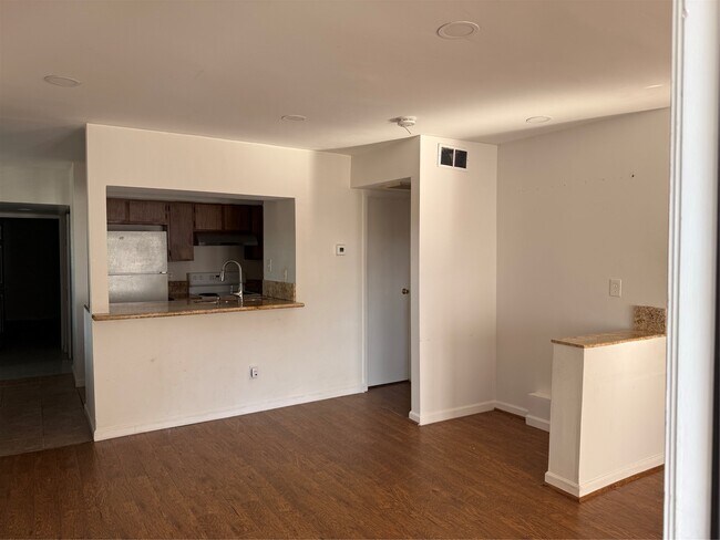 Foto del edificio - 6601 Sands Point Dr