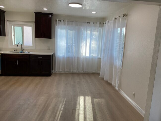 Foto del edificio - 266 E 56th St