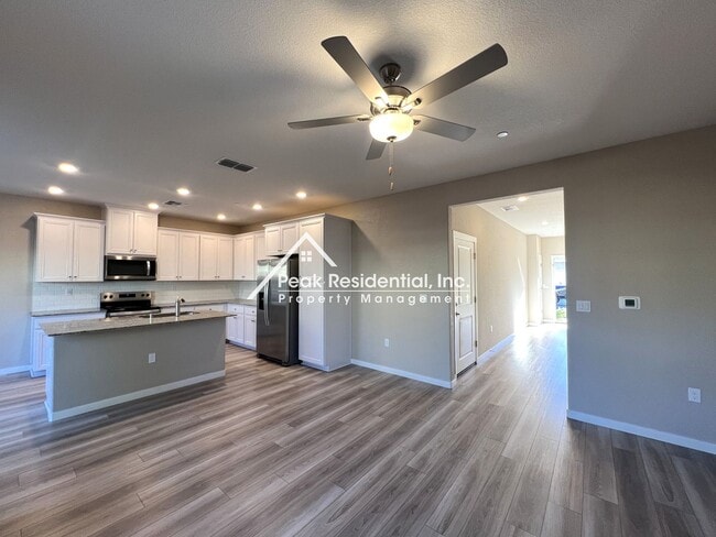Building Photo - Updated Lincoln 4bd/2.5ba House With 2 Car...