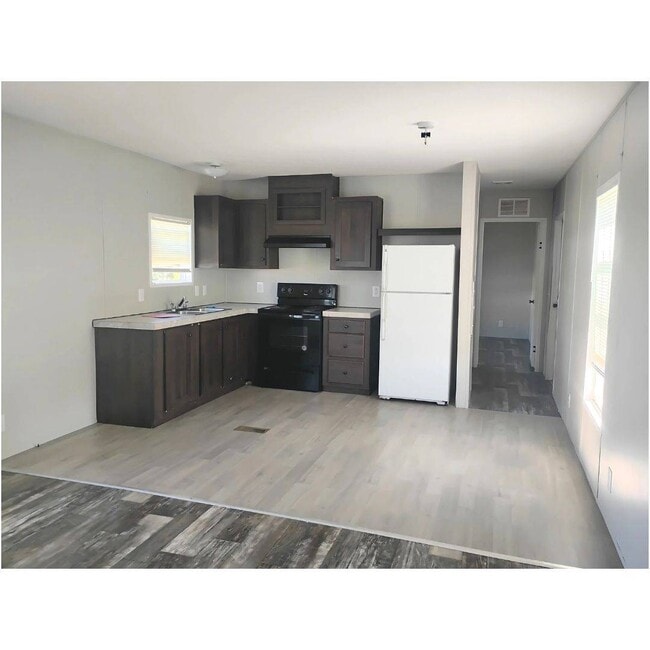 Building Photo - 1520 Thomas Dr