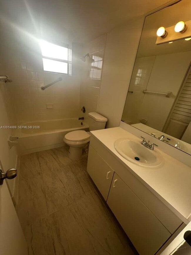Foto del edificio - 2903 NE 163rd St