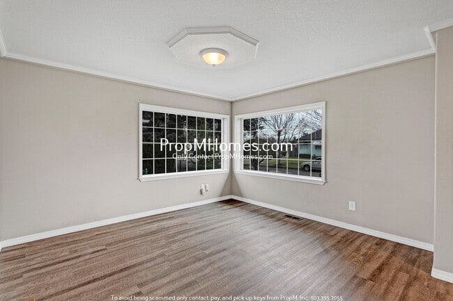 Building Photo - Charming 3 Bed + Office in NE! Deposit Spe...