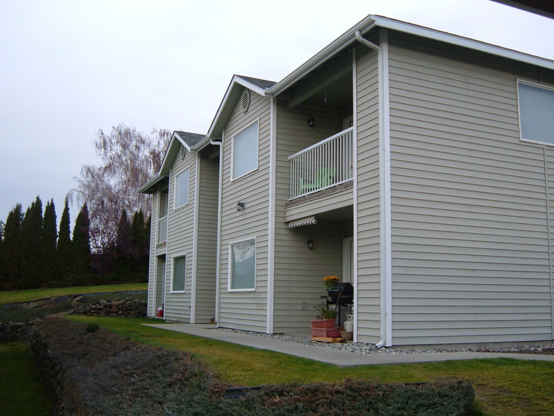 West facing view - 597 Eastmont Ave