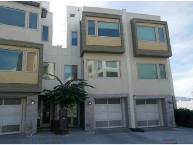 Building Photo - 4 Bedroom Townhome in San Francisco Shipyards