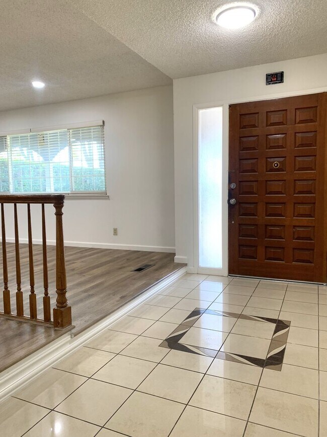 Foto del edificio - Fully Renovated 5 Bedroom Home  in the Blo...
