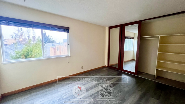 Building Photo - Beautiful 2 bedroom located in sought afte...