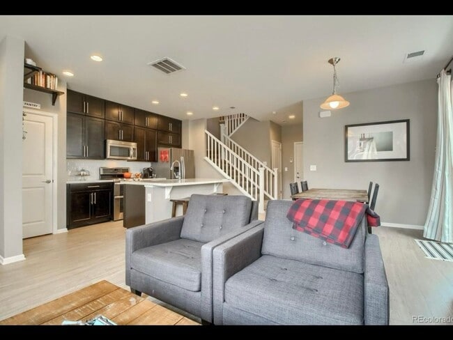 Building Photo - 2 Bedroom Townhome in Denver
