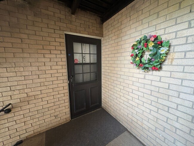 Foto del edificio - Spacious Charlotte Condo with Private Balcony!
