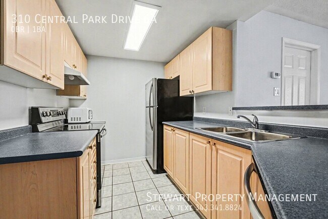 Building Photo - 310 Central Park Dr