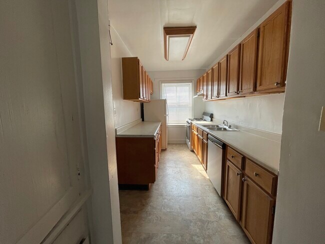 Building Photo - 828 Elmwood Ave
