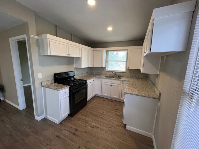 Foto del edificio - Large 4 bedroom 2 bathroom