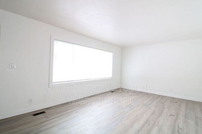 Building Photo - 1703 Raymond Dr
