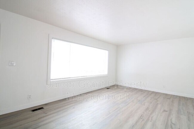 Foto del edificio - 1703 Raymond Dr