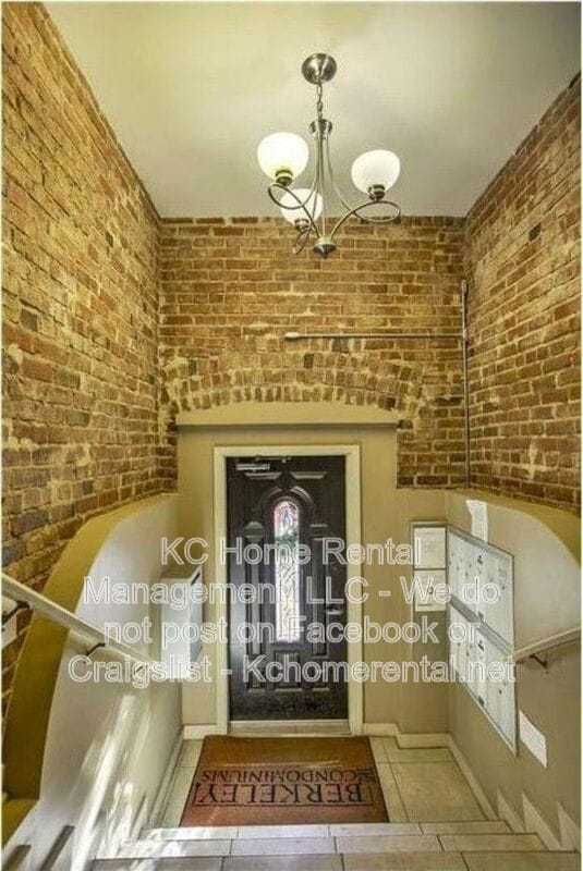 Building Photo - 200 E 43rd St