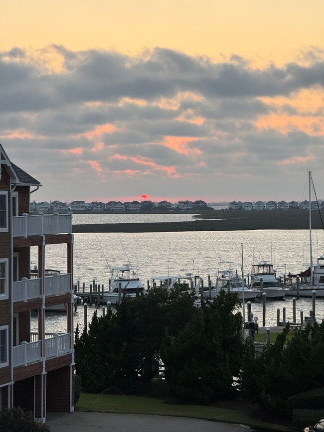 Building Photo - Top Floor Condo with Stunning Sound Views