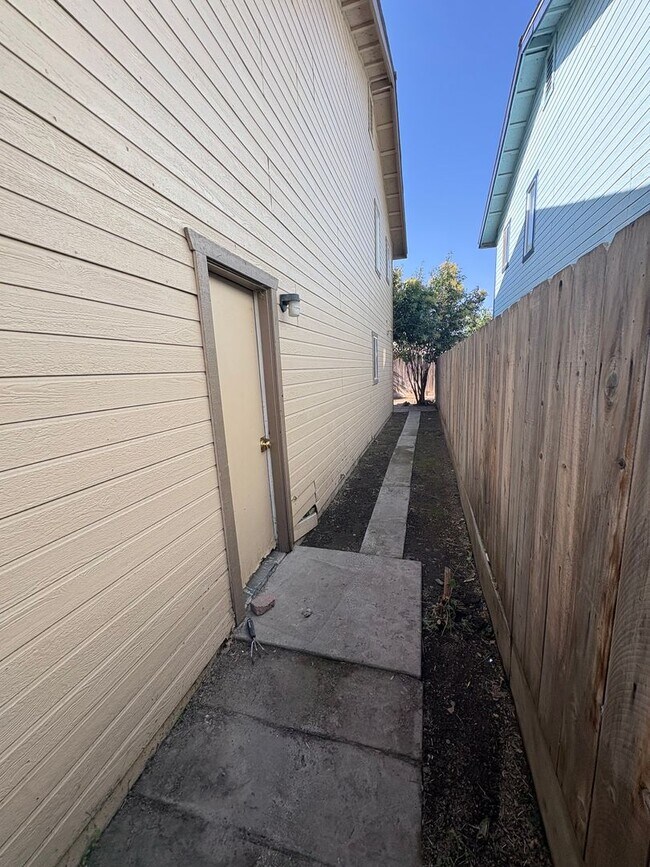 Building Photo - Charming 3 Bed/2.5 Bath on Packwood Availa...