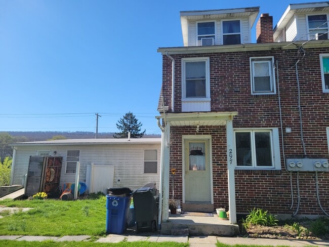 Building Photo - 297 Hill Rd
