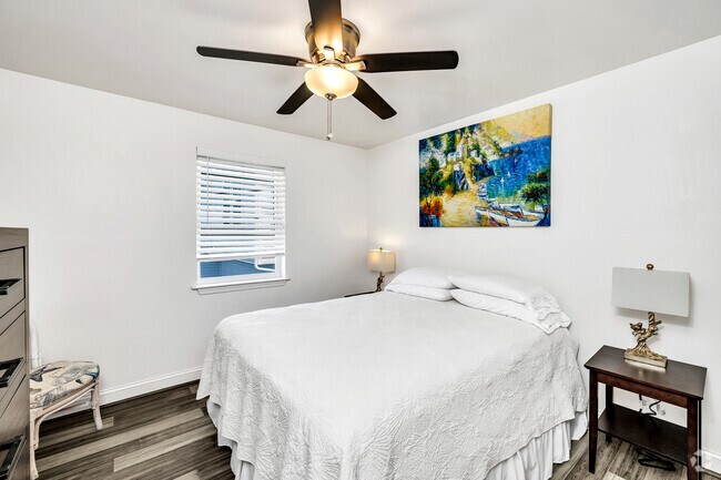 2 habitaciones, 1 baño - 900 pies cuadrados - Dormitorio - Sandy Bay Apartments (Furnished)