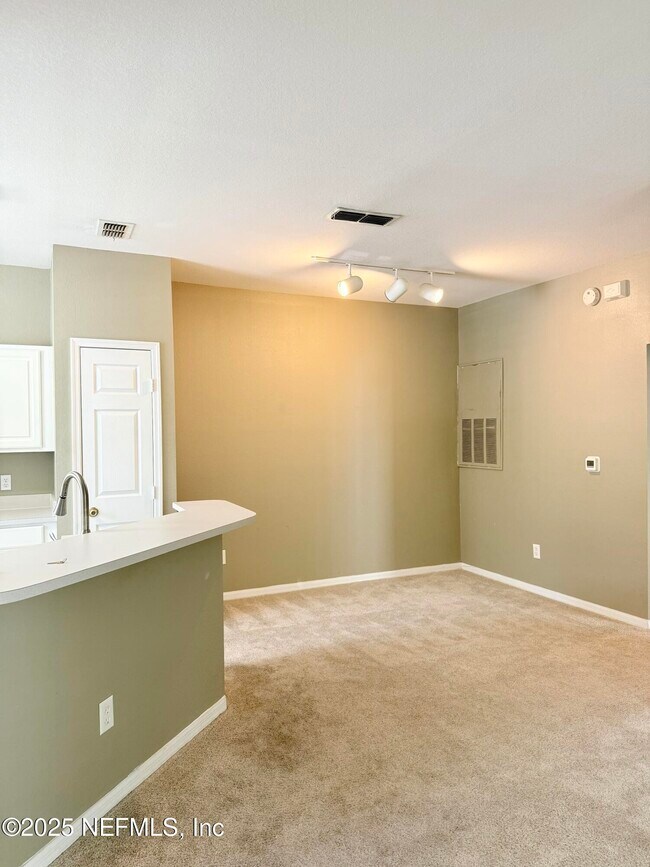 Building Photo - 13703 Richmond Park Dr N