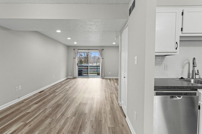 Foto del edificio - Broad Ripple townhome with garage, updated kitchen, and walkable convenience!