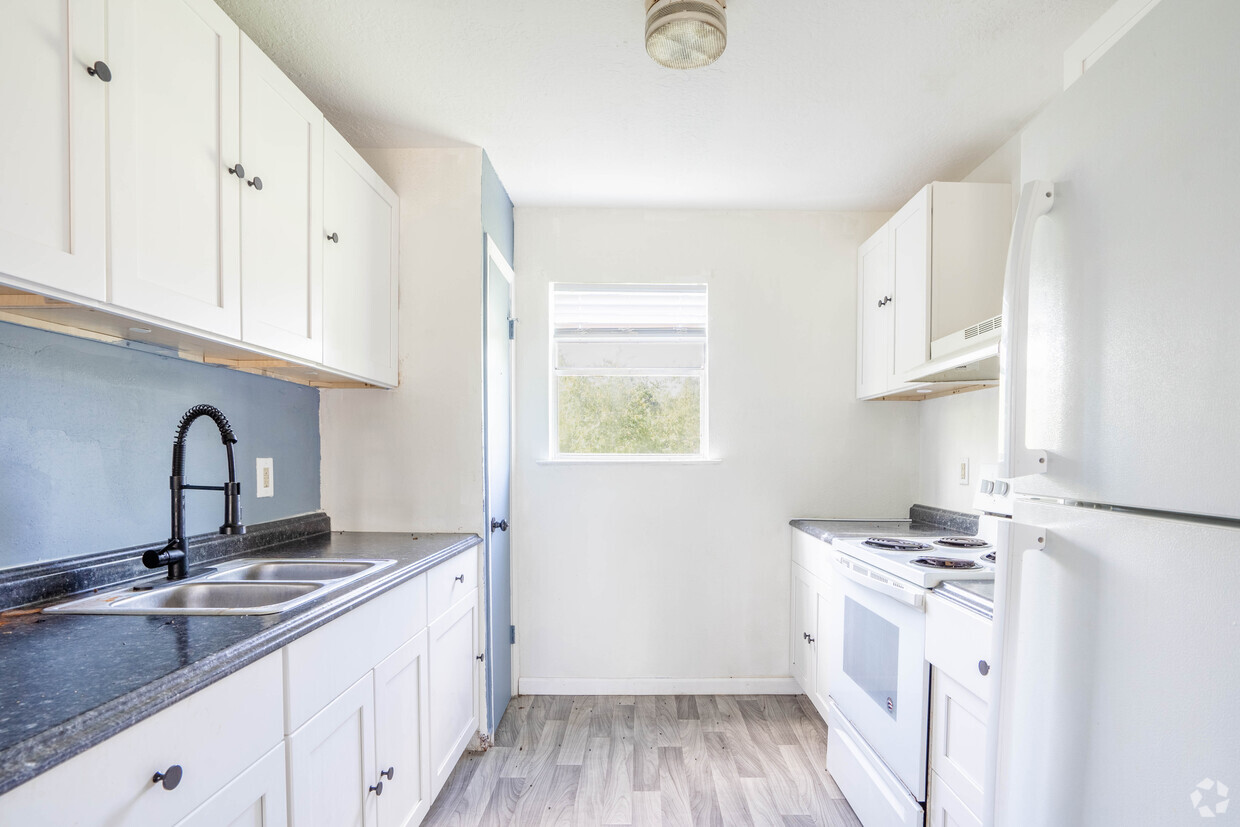 2BR, 1BA - Kitchen - 640 E Pipkin St