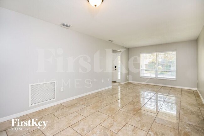 Foto del edificio - 815 Lake Elbert Ct