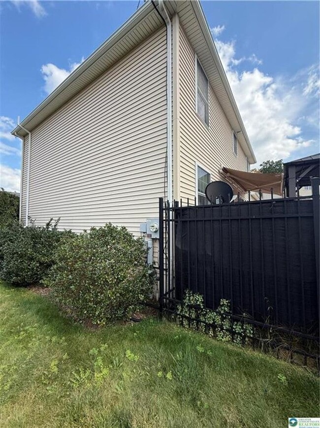 Building Photo - 4 bedroom 2.5 bathroom